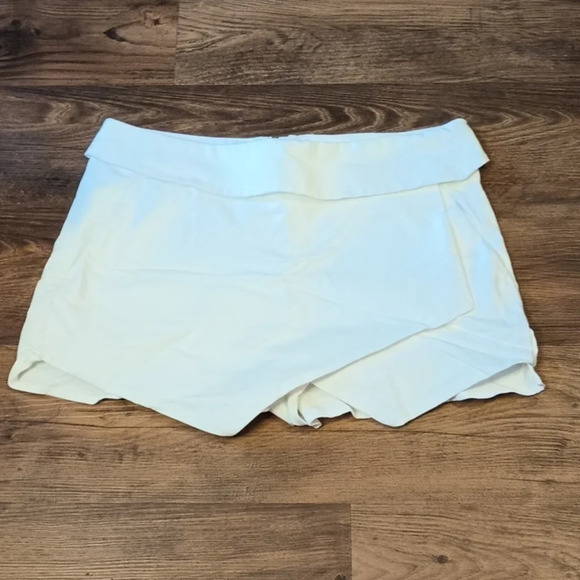 Sunday Best White Skort Shorts VV - Picture 1 of 5